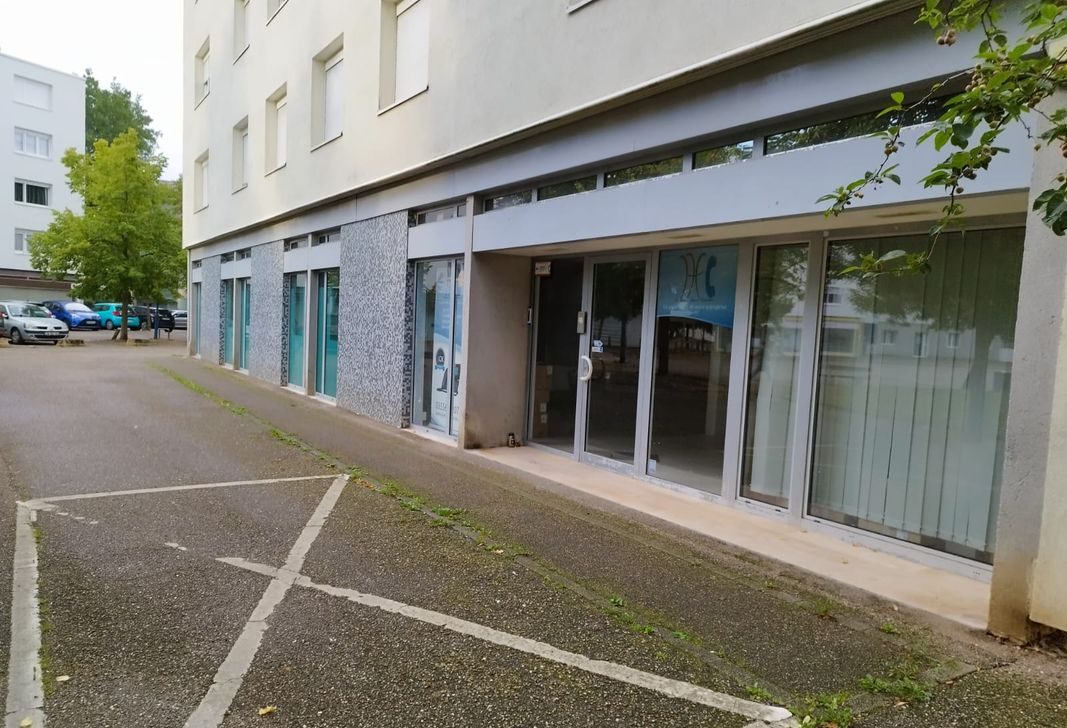 Façade vitrée des bureaux à vendre, Place de Gaulle à Marly